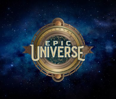 Imagem do logo do novo parque da Universal, um círculo semelhante a uma bússola sobre um céu estrelado, com as palavras "Epic Universe" no centro.