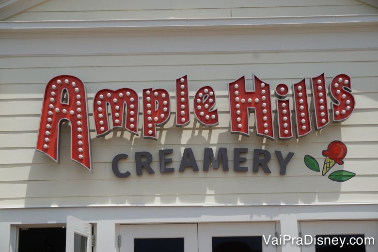 Foto da fachada da Ample Hills Creamery, no BoardWalk da Disney. O fundo é branco e as letras são em vermelho e preto. 
