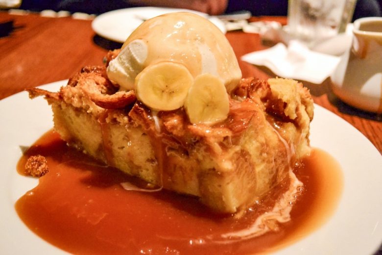 A famosa sobremesa do Ohana, o pudim de pão com caramelo e sorvete de baunilha