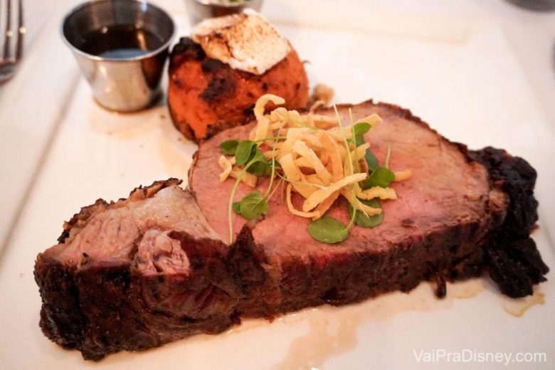 Foto da prime rib do Yachtsman Steakhouse no prato 