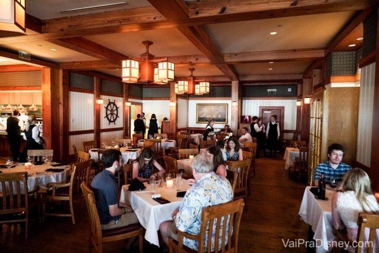 Foto do espaço do Yachtsman Steakhouse, todo em madeira e com tema náutico. 