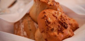 Foto do prato no Yachtsman Steakhouse, mostrando os pães do couvert