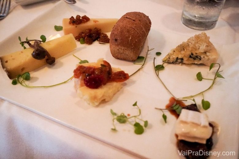 Foto da tábua de queijos. Os detalhes na apresentação mostram como o restaurante é mega cuidadoso.