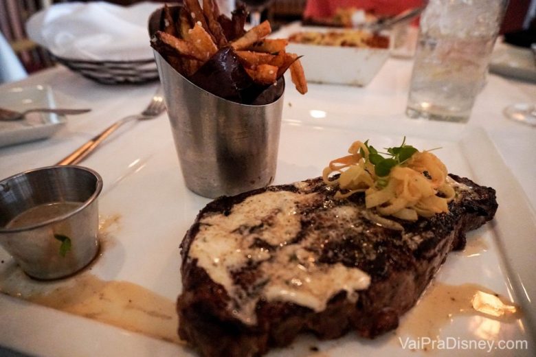 Foto de uma carne no prato no Yachtsman Steakhouse, com fritas ao lado 