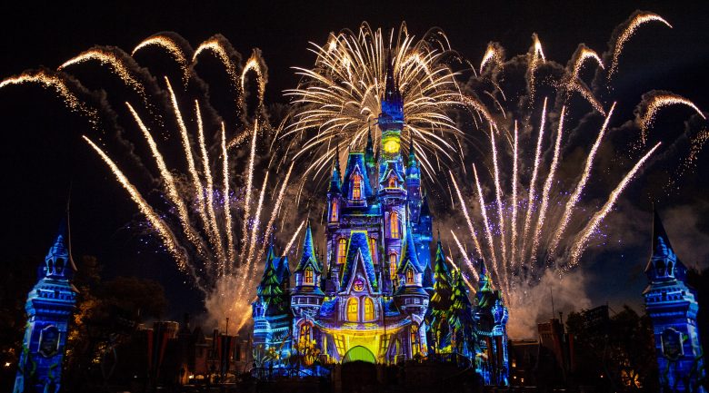 Foto do show de fogos e projeções no castelo da Cinderela durante a festa de Halloween, chamado de  Disney's Not So Spooky Spectacular