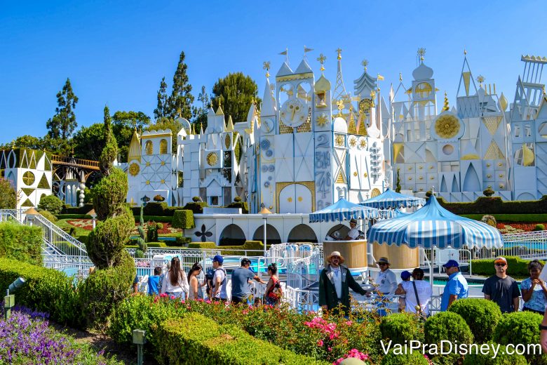 Foto da atração It's a Small World na California, pintada de branco e dourado e ao ar livre, ao contrário da de Orlando 