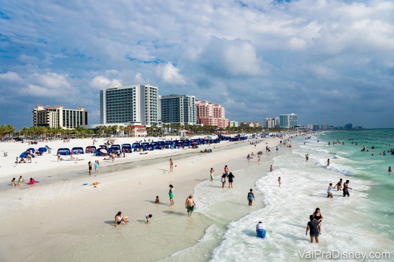 A praia de <a href="https://www.vaipradisney.com/blog/clearwater-praia-linda-perto-orlando/" target="_blank" rel="noopener">Clearwater</a> é uma das mais lindas da região.