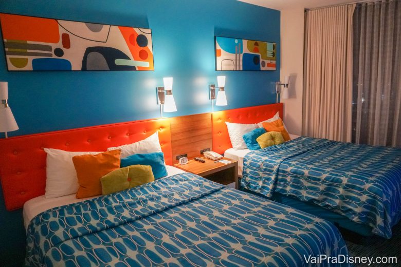 Foto do quarto padrão do Cabana Bay, com 2 camas de casal tamanho queen 