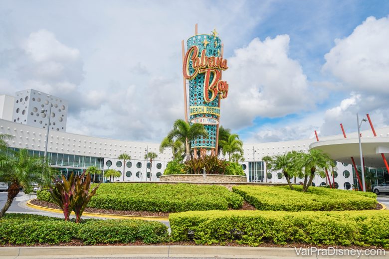 Fachada do Cabana Bay, hotel da Universal novinho com estilo retrô e decorado em tons de azul e laranja