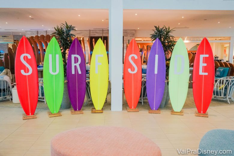 Foto das pranchas de surf coloridas formando o nome do hotel, o Endless Summer - Surfside Inn.  Promoções devem acontecer nos próximos tempos, não só com o Hurb
