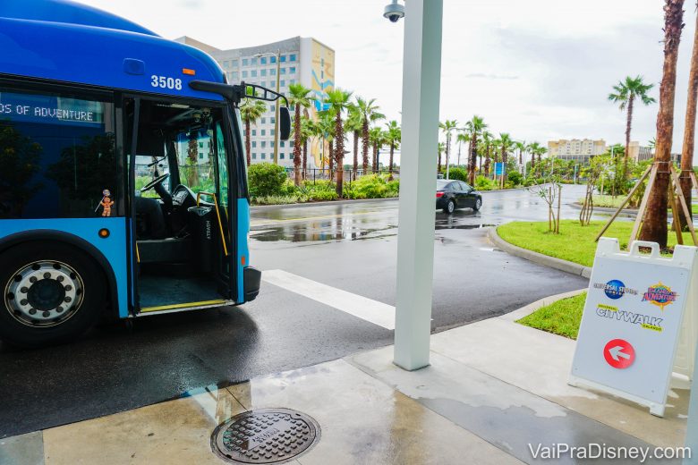 Ônibus saindo do Endless Summer e direção ao CityWalk e aos parques.