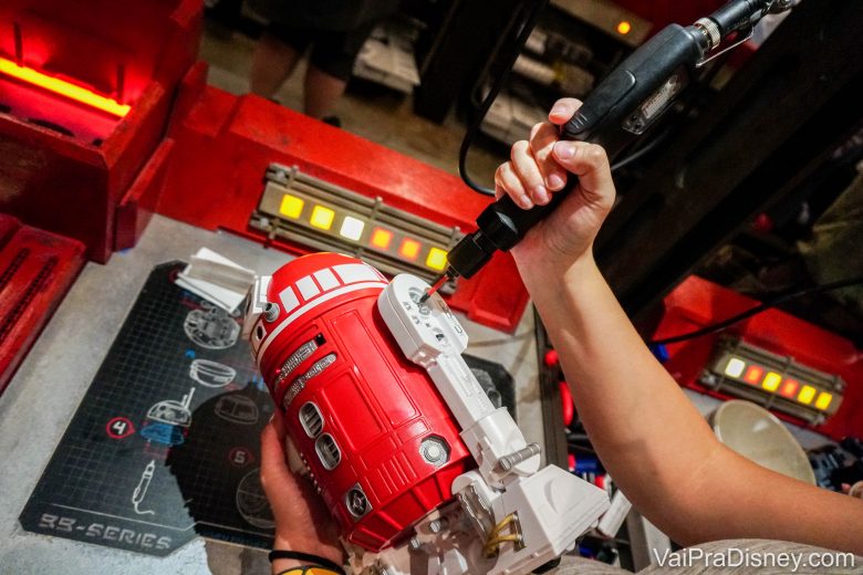 A montagem do Droid é uma experiência que precisa ser reservada! Foto da montagem do Droid na Star Wars Land, no Droid Depot