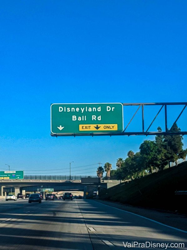 Foto de uma placa de rua em Anaheim indicando o caminho da Disney, chamado Disneyland Drive 