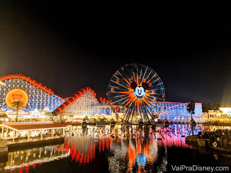 Imagem da roda-gigante do Mickey que fica no Disney's California Adventure à noite, com o parque todo iluminado.