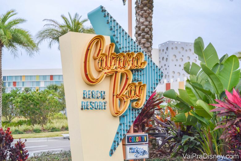 Foto da placa no hotel Cabana Bay, da Universal, com o nome do local "Cabana Bay Beach Resort" escrito em amarelo e azul. 