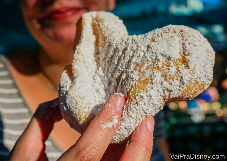 Comida da Disneyland, um doce coberto de açúcar de confeiteiro 