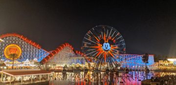 Imagem da roda-gigante do Mickey que fica no Disney's California Adventure à noite, com o parque todo iluminado.