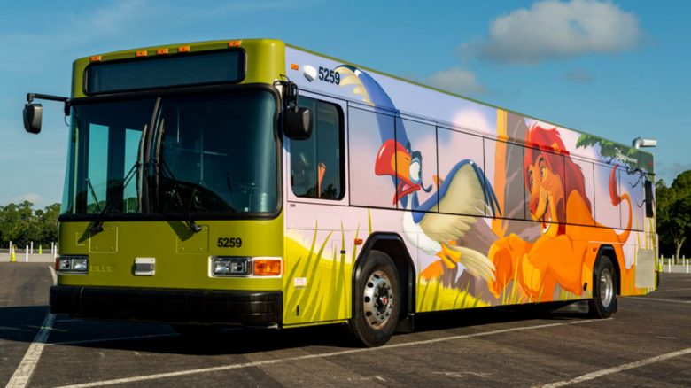 Mufasa e Zazu Foto dos ônibus da frota da Disney com personagens - Mufasa e Zazu