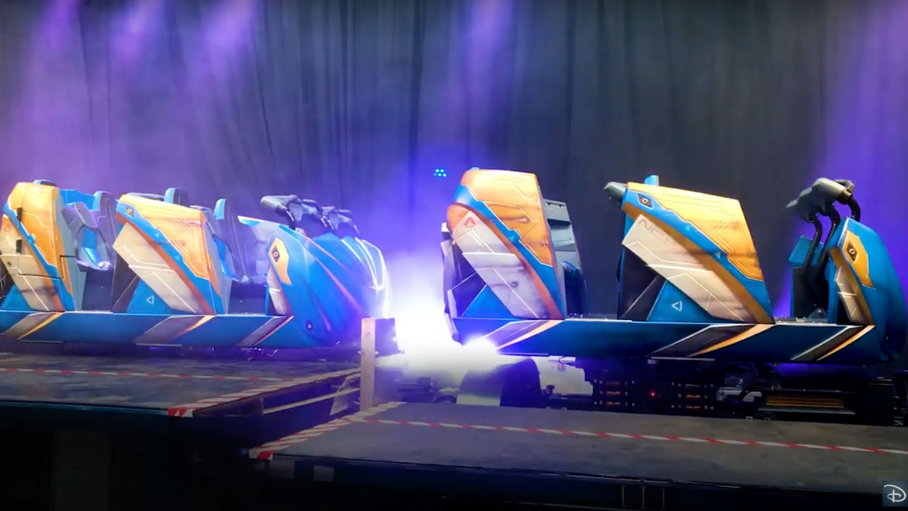Foto dos carrinhos pintados de azul, amarelo e branco da nova montanha-russa Guardians of the Galaxy: Cosmic Rewind