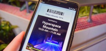 Marcando nas estações ou com o Maxpass pelo celular, os fastpasses da Disneyland aparecem no seu celular. Foto de um celular mostrando um FastPass marcado para a Hyperspace Mountain na Disney da Califórnia