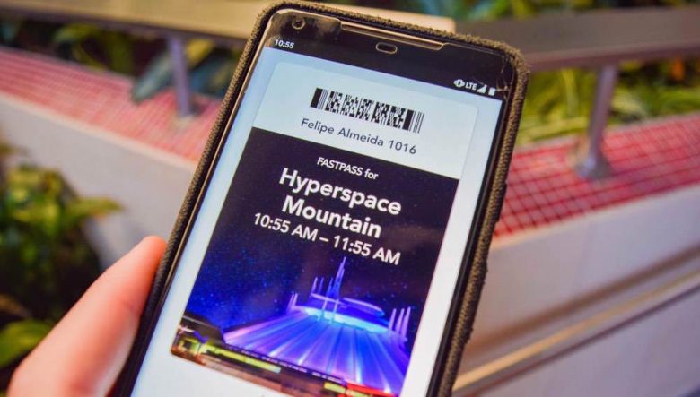 Foto de um celular mostrando um FastPass marcado para a Hyperspace Mountain na Disney da Califórnia