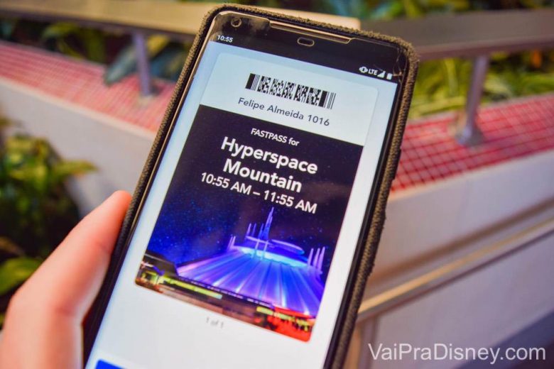 Marcando nas estações ou com o Maxpass pelo celular, os fastpasses da Disneyland aparecem no seu celular. Foto de um celular mostrando um FastPass marcado para a Hyperspace Mountain na Disney da Califórnia