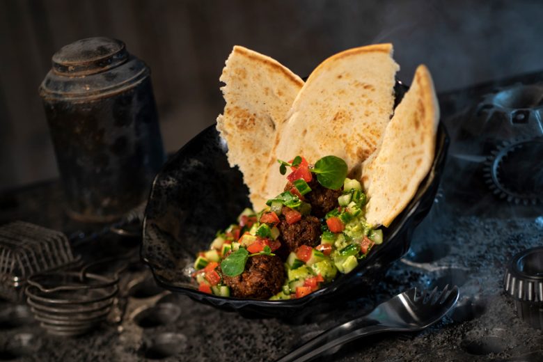 Foto do prato vegano do Docking Bay 7, em Galaxy's Edge. Feito com kafta vegana, homus, tomate, pepino e pão pita.