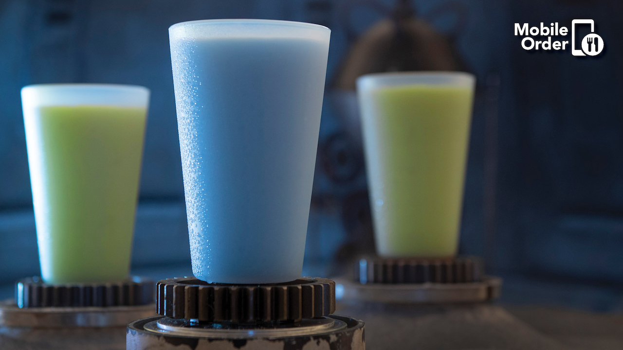 Foto dos leites azul e verde que serão vendidos no Star Wars Galaxy's Edge 