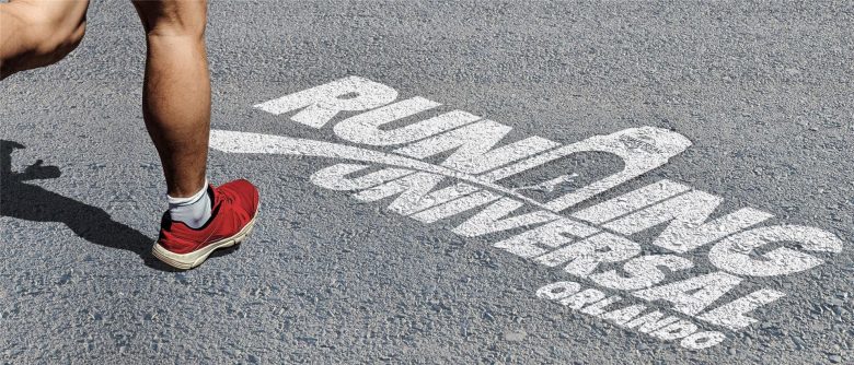 Running Universal Epic Race Foto de divulgação da corrida da Universal, a Running Universal Epic Race, com pés correndo sobre o asfalto com o texto "Running Universal Orlando"