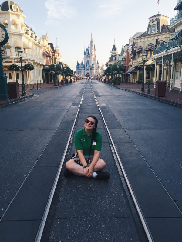 Aquela foto ostentação com o parque vazio! Foto da Bia, da equipe do VPD, com o uniforme da Disney e sentada na Main Street vazia, com o castelo ao fundo 