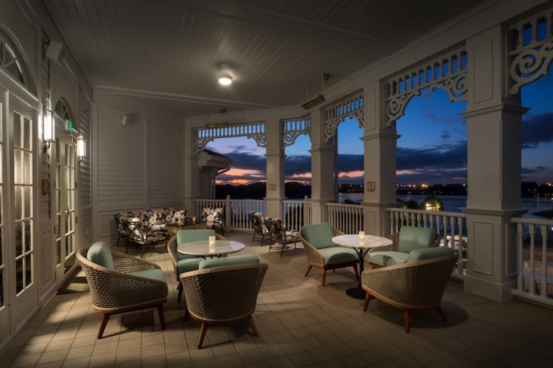 Foto da varanda do novo lounge da Bela e a Fera no Grand Floridian, o Enchanted Rose, com poltronas confortáveis e mesas 