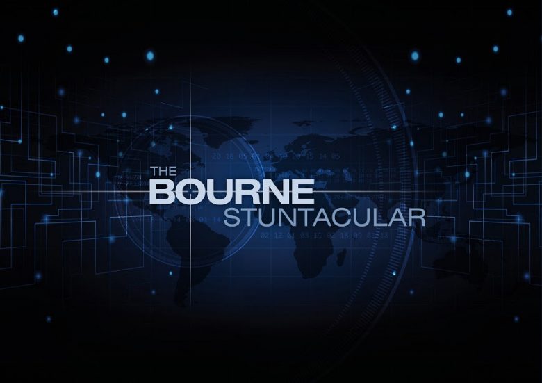 Foto de divulgação do novo show do Universal Studios, que chegará em breve e é inspirado na franquia Bourne. É um pôster com um mapa mundi em azul escuro no fundo, com o texto "The Bourne Stuntacular"