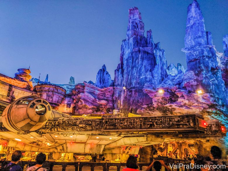 Além de esvaziar perto do fim do dia, Galaxy's Edge fica linda à noite!