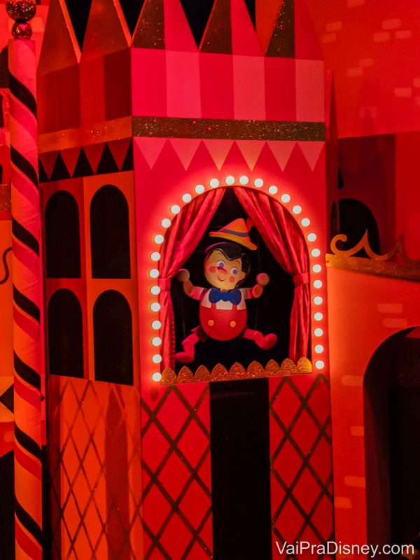Disneyland California - Vale a pena procurar os personagens famosos no Small World!