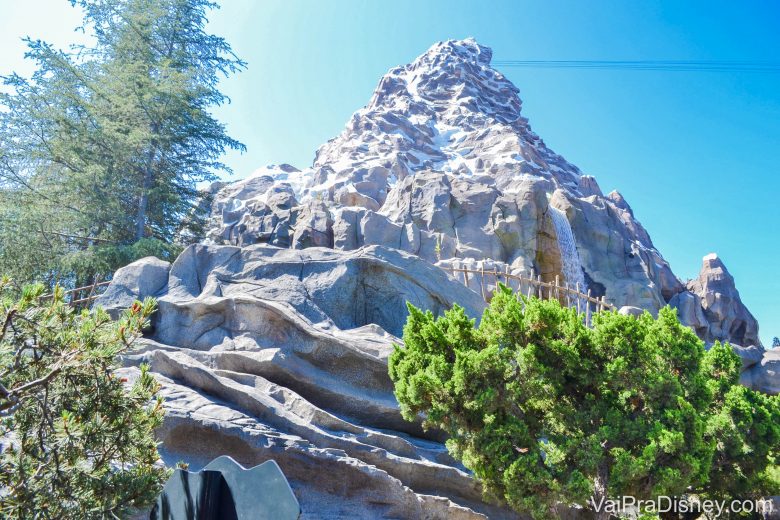 Disneyland California - A Matterhorn é uma montanha russa super clássica da Disneyland
