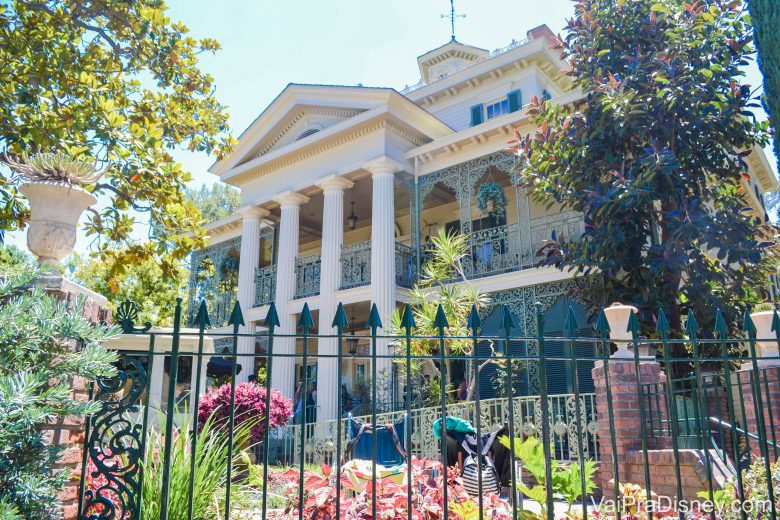 Disneyland California - Na época do Halloween, a Disney costuma deixar a Haunted Mansion temática do filme O Estranho Mundo de Jack.