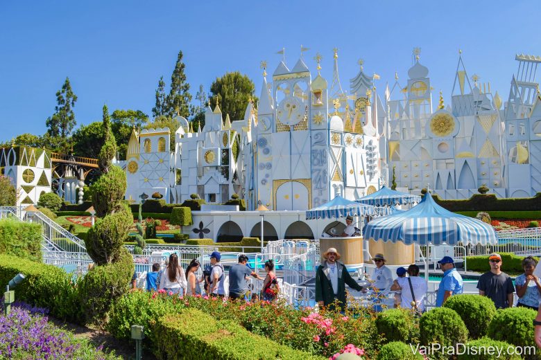 Disneyland California - A parte de fora do Small World da Califórnia é liiiiiiinda!