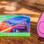 Imagem do cartão magnético que funciona como ingresso da Disney, ao lado de uma MagicBand cor-de-rosa.