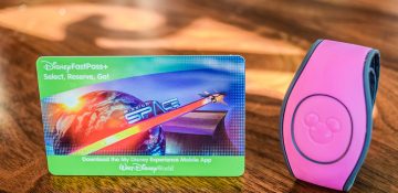 Imagem do cartão magnético que funciona como ingresso da Disney, ao lado de uma MagicBand cor-de-rosa.