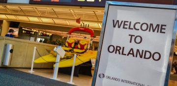 Foto de uma placa no aeroporto de Orlando, onde está escrito "Welcome to Orlando"