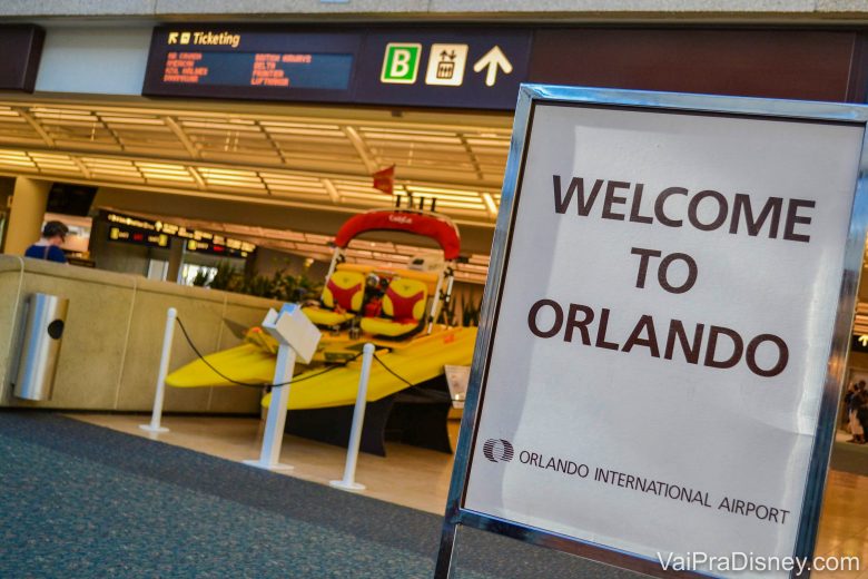 Foto do aeroporto de Orlando. Muitas promoções do Hurb são para Orlando. Foto de uma placa no aeroporto de Orlando, onde está escrito "Welcome to Orlando" 