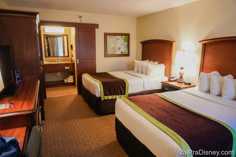 Entenda a política de cancelamento do seu hotel se for reservar. Foto do quarto do Clarion Inn Lake Buena Vista, com duas camas de casal e a pia do banheiro à vista no fundo. 