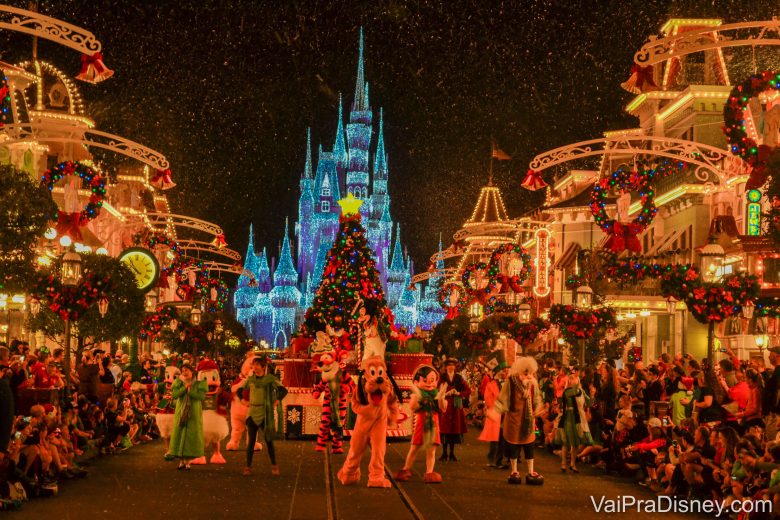 Imagem do Magic Kingdom com a decoração da Festa de Natal, iluminando toda a Main Street e o Castelo. 