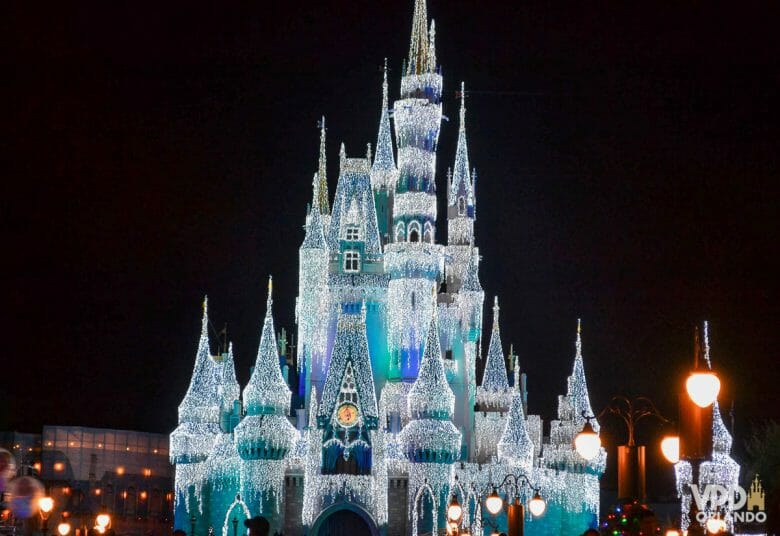 Imagem do castelo da Cinderella decorado com luzes.