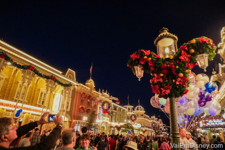 Foto do Magic Kingdom decorado para o Natal, com a Main Street iluminada 