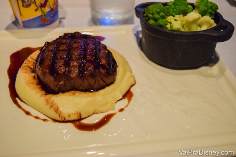 Prato de filet com purê de batata e legumes ao lado 