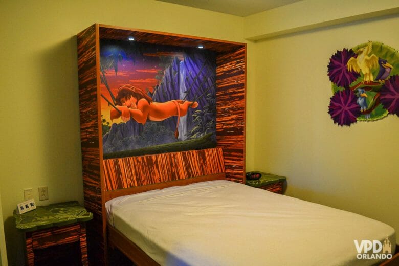 Foto da cama que vira mesa ou mesa que vira cama no hotel Art of Animation. A cabeceira da cama é decorada com uma imagem do Simba. 