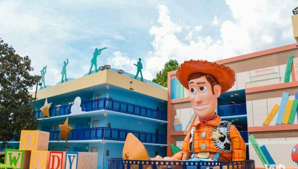 Imagem da área de Toy Story no hotel All Star Movies, com uma estátua gigante do Woody.