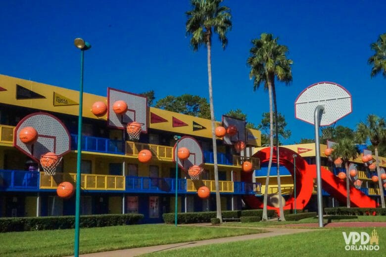 Foto da parte exterior do prédio do hotel All Star Sports, com decorações de cestas e bolas de basquete. 