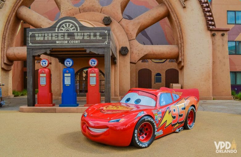 Foto da área do Carros no hotel Art of Animation, onde é possível ver uma réplica do Relâmpago McQueen.